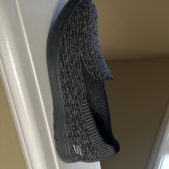 New Sketchers air cooled, memory foam shoes, size 6 - Picture 2 of 4